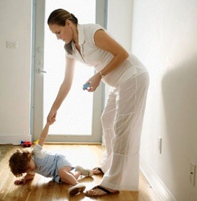 xử trí khi con ăn vạ, làm gì khi con ăn vạ, con hay ăn vạ, con hay khóc