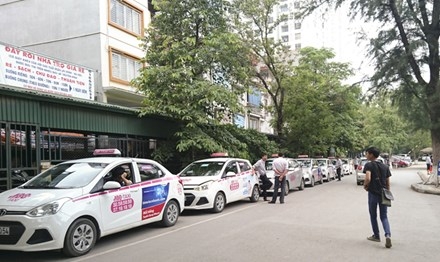 Hãng xe taxi ABC độc quyền được xếp hàng chờ khách trong Bệnh viện Nhi Trung ương (ảnh chụp chiều 8/7). Ảnh: Như Ý.