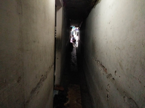 Ngôi nhà 10m2, 10 người ở và chuyện ăn ngủ, đi vệ sinh phải canh giờ - Ảnh 1