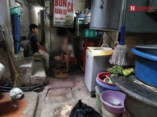 Ngôi nhà 10m2, 10 người ở và chuyện ăn ngủ, đi vệ sinh phải canh giờ - Ảnh 2
