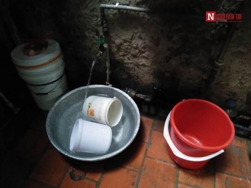 Ngôi nhà 10m2, 10 người ở và chuyện ăn ngủ, đi vệ sinh phải canh giờ - Ảnh 6
