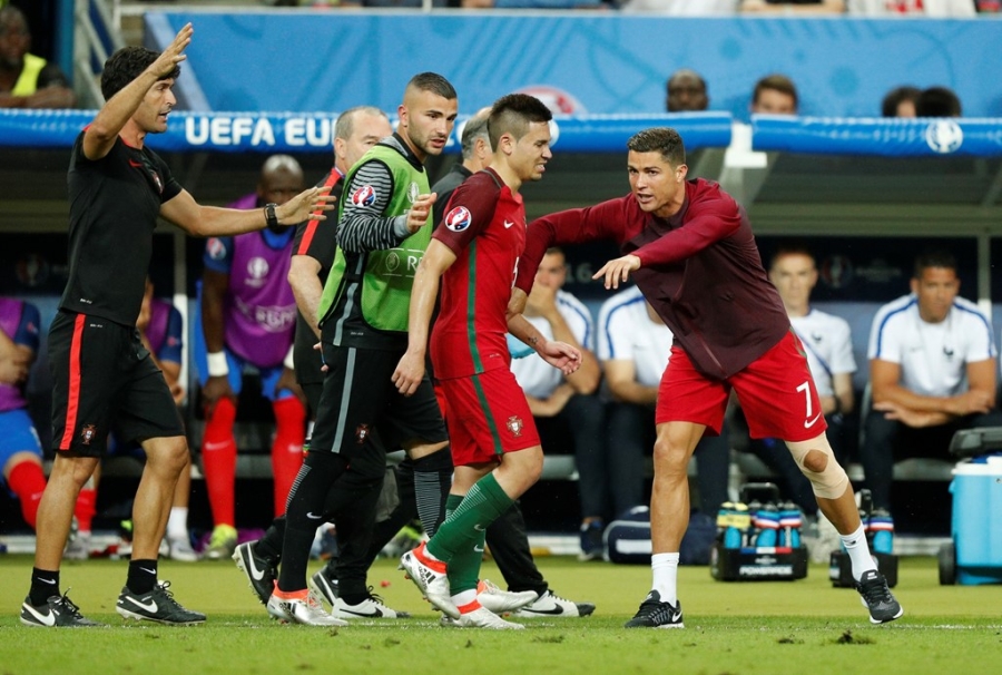 Ronaldo hon dau Nani, ho het chi dao va tiep lua dong doi hinh anh 11