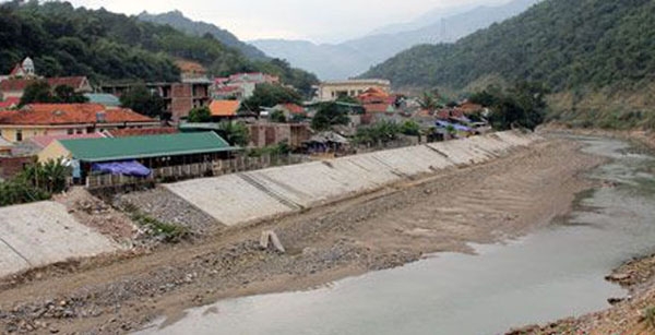  Sông Nậm Mộ đang cạn nước nên ít có khả năng chị Tr. sảy chân ngã 