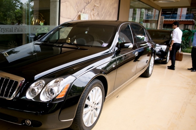 Á hậu Huyền My được đưa đón bằng ôtô triệu đô