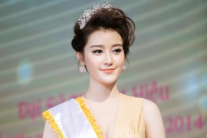 Á hậu Huyền My được đưa đón bằng ôtô triệu đô