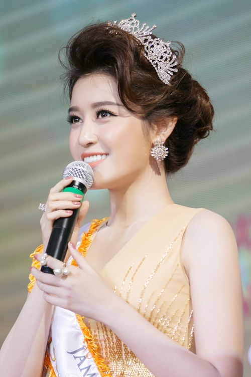 Á hậu Huyền My được đưa đón bằng ôtô triệu đô