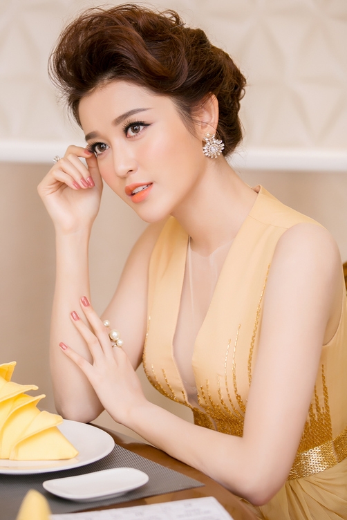 Á hậu Huyền My được đưa đón bằng ôtô triệu đô