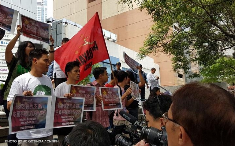  Biểu tình Chexit ở Philippines ngày 11-7. Ảnh: CNN 