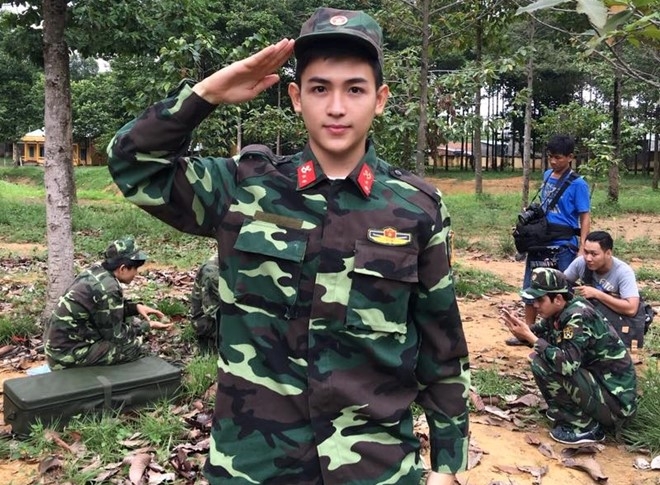 Chang trai mac quan phuc dien trai nhu sao Han hinh anh 2