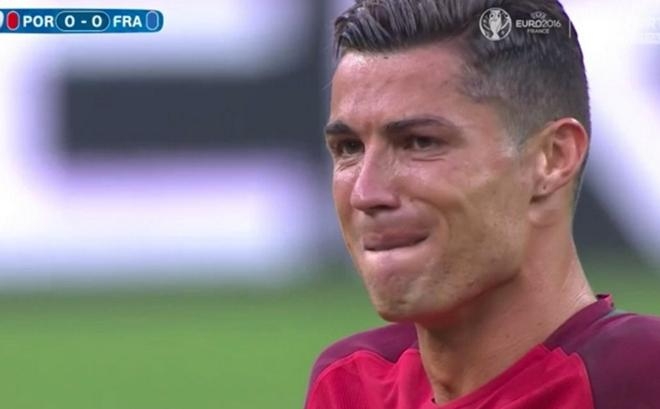 C.Ronaldo bật khóc sau khi dính chấn thương