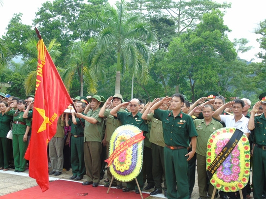  Những người lính sư đoàn 356 làm lễ tưởng niệm tại nghĩa trang liệt sĩ Vị Xuyên sáng 12-7 