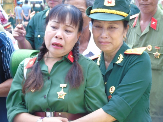  Những giọt nước mắt của những nữ cựu binh đã tràn bên khoé mắt 