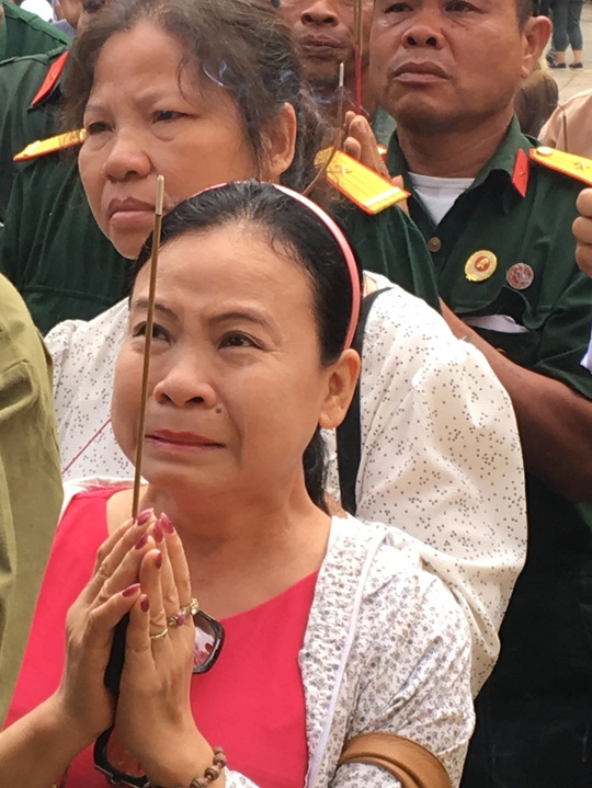  Những người vợ của những cựu binh cũng không kìm nén được cảm xúc khi đứng trước anh linh đồng đội của chồng mình đã ngã xuống để bảo vệ biên cương Tổ quốc 