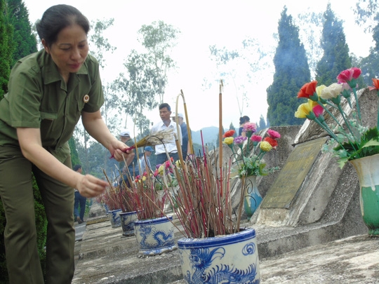 Đẫm lệ nghĩa trang liệt sĩ Vị Xuyên ngày giỗ trận Sư đoàn 356