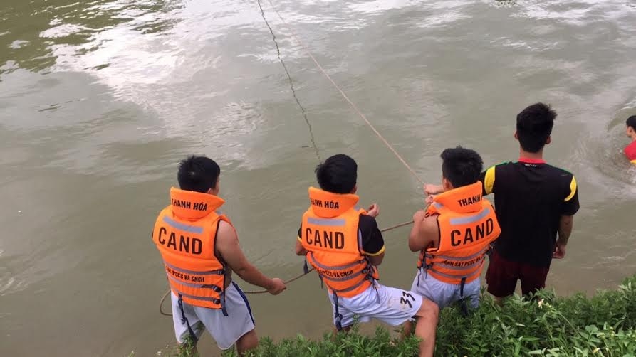 Lực lượng cứu hộ đang tích cực tìm kiếm nam sinh bị đuối nước