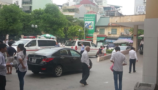 Sân chờ đón tại BV Việt Đức rất chật hẹp. Ảnh: Tú Anh