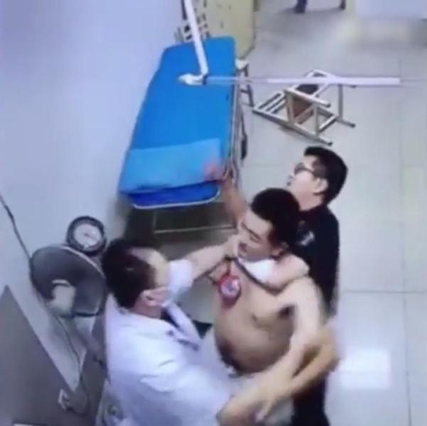 Phiền lòng chuyện bác sĩ và bệnh nhân đánh nhau ngay trong viện - Ảnh 3.
