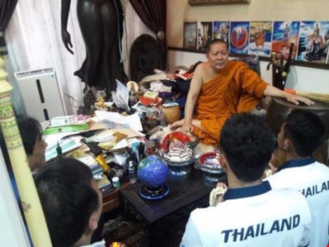 Sư Phra đang làm phép cho đoàn Boxing Thái Lan chuẩn bị sang Brazil