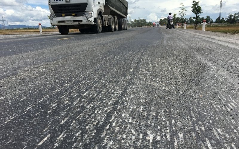 đường nhựa, thảm bê tông polyme, đường chảy nhựa, đường tránh vinh, tai nạn giao thông