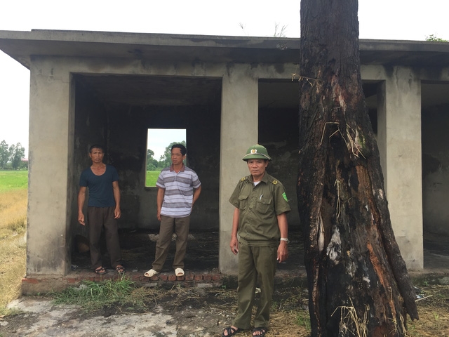  Nhà trú mưa nắng giữa cánh đồng của thôn. 