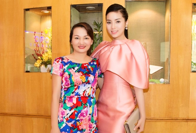 Tranh cai ve hanh dong hut thuoc la cua hoa hau Ky Duyen hinh anh 3