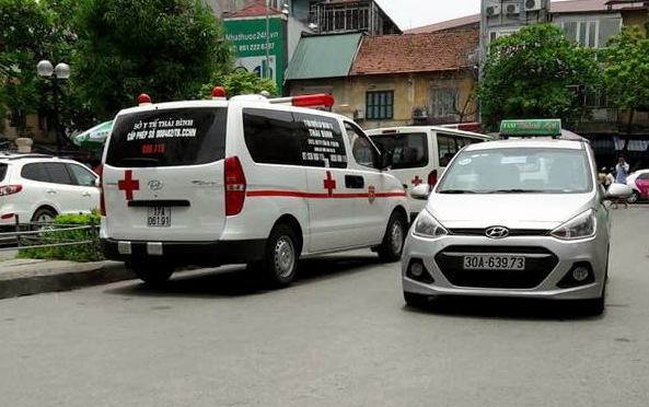 Xe cứu thương ngoại tỉnh đưa - đón bệnh nhân ở bệnh viện Việt - Đức.