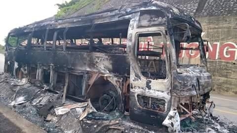 Xe khach bien nuoc ngoai tro khung tren duong Ho Chi Minh hinh anh 1