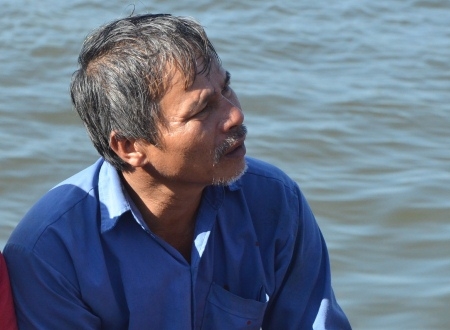  Thuyền trưởng Võ Văn Lựu vẫn còn thẫn thờ sau khi bị tàu Trung Quốc tông chìm. 