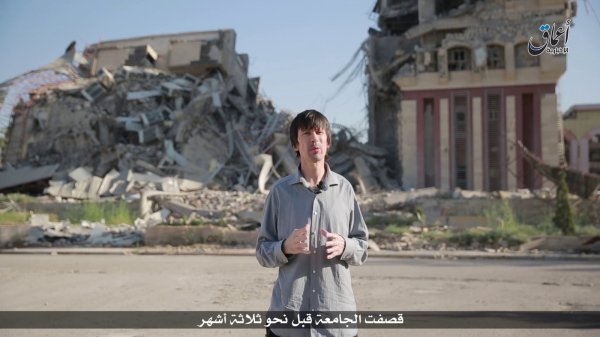 Nhà báo John Cantlie trong đoạn video tuyên truyền mới của IS. (Ảnh: SITE Intel Group)