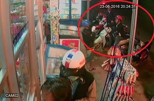 Hình ảnh trộm xe trong nháy mắt được trích xuất từ camera nhà bà Thu