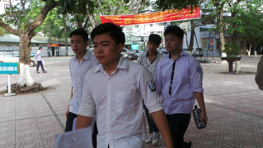  Thí sinh sau khi làm bài thi môn Toán, kỳ thi THPT quốc gia 2016 tại Hà Nội. (Ảnh: Mỹ Hà) 