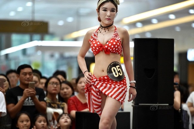 gai tre tq dua nhau thi nguoi dep nguc hinh anh 10