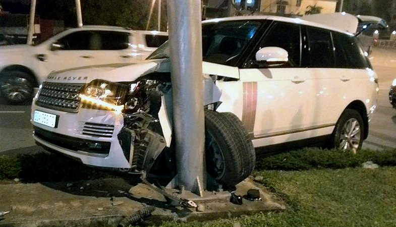 Bánh trước xe Range Rover rụng rời sau tai nạn. (Ảnh: Hai Duong)