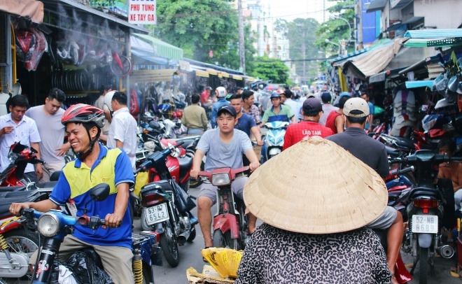Hàng nhái tràn lan trong chợ phụ tùng lớn nhất Sài Gòn