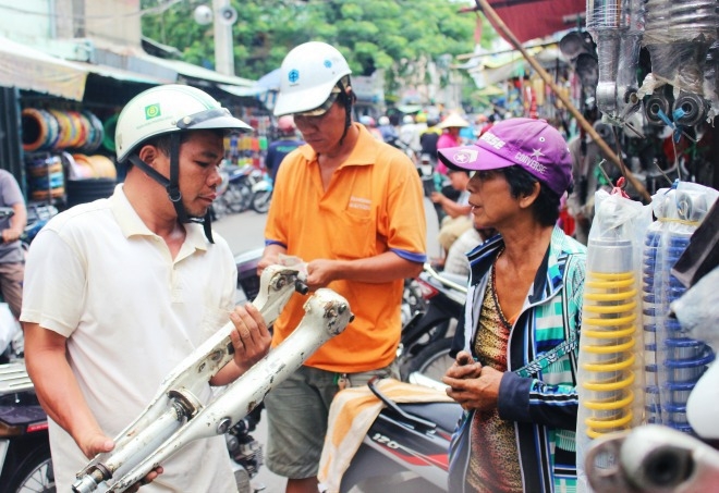Hàng nhái tràn lan trong chợ phụ tùng lớn nhất Sài Gòn