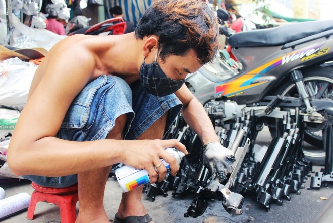 Hàng nhái tràn lan trong chợ phụ tùng lớn nhất Sài Gòn