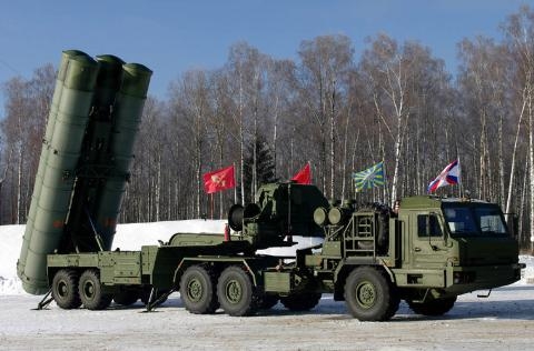 Kham pha “Nguoi van chuyen” Voshina BAZ-6402 cua S-300/S-400