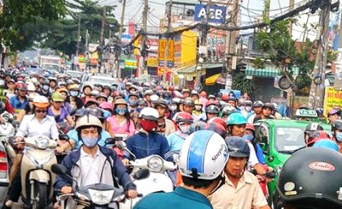 oto-bmw-huc-vang-nhieu-xe-may-o-sai-gon-1