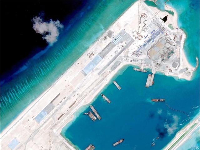 Trung Quốc xây đảo nhân tạo trái phép trên Biển Đông (Ảnh: Reuters)
