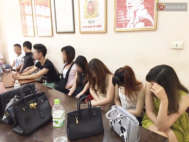 Tạm giữ hơn 20 chân dài ăn mặc mát mẻ làm dịch vụ cho quán karaoke - Ảnh 2.