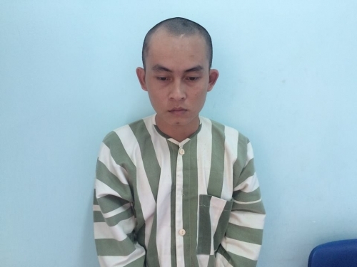 Thấy bạn gái mặc gợi cảm, đòi 'mây mưa' không được, kề dao cướp của - Ảnh 1