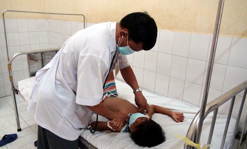 Một bệnh nhân bạch hầu được điều trị tại cơ sở y tế. Ảnh: Phước Tuấn