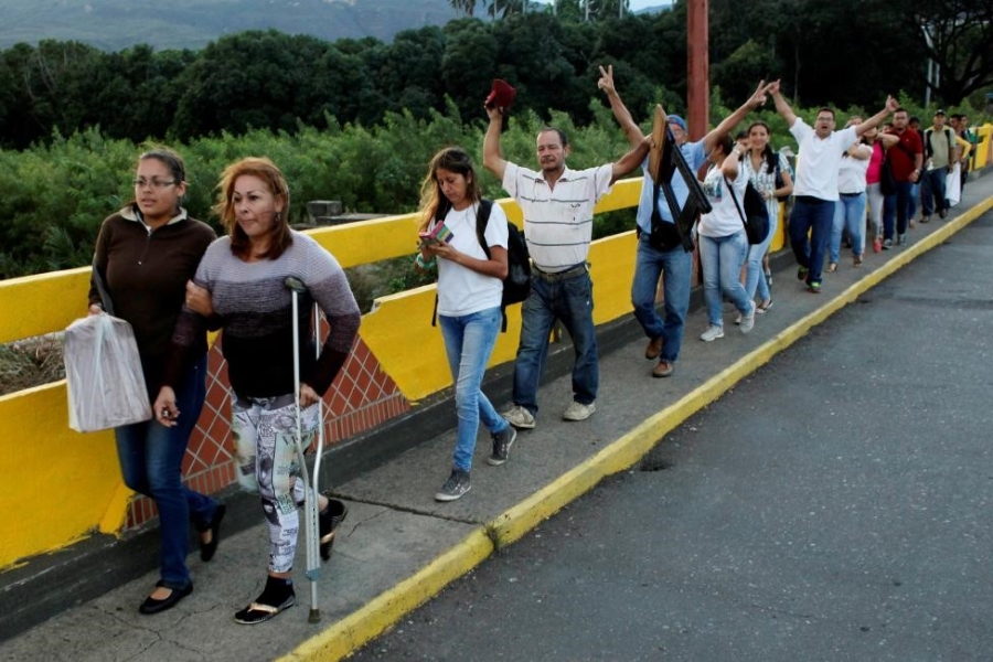 Dong nguoi Venezuela chen lan sang Colombia mua do hinh anh 10