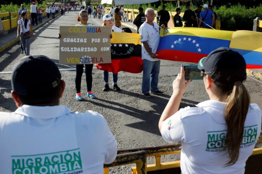 Dong nguoi Venezuela chen lan sang Colombia mua do hinh anh 11