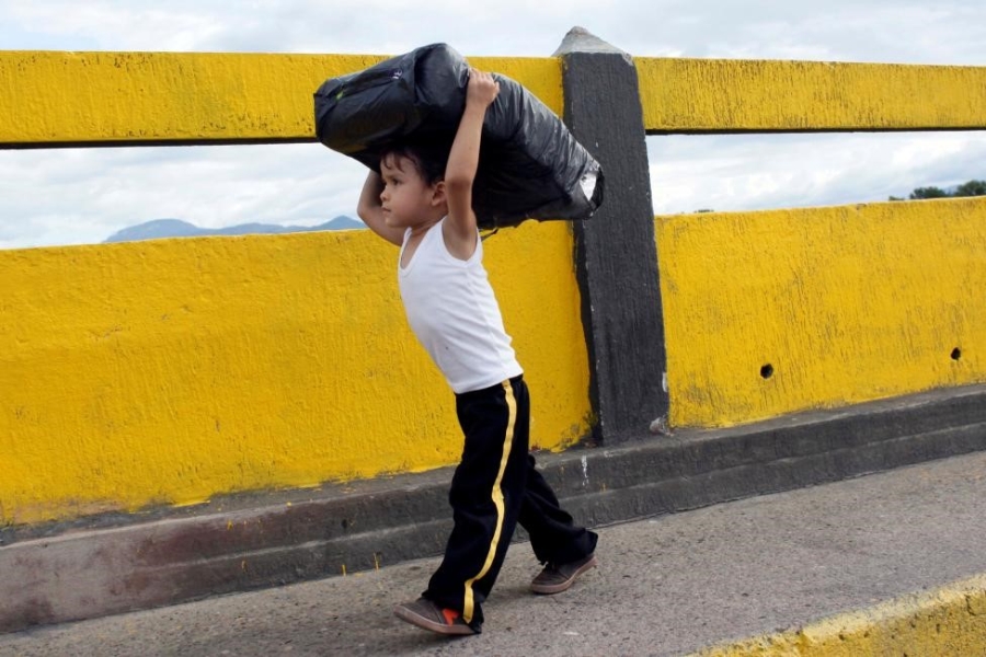 Dong nguoi Venezuela chen lan sang Colombia mua do hinh anh 15