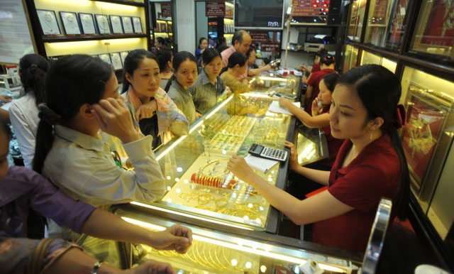  Thị trường vàng trong nước dường như chuyển động chậm chạp hơn và tập trung chủ yếu là các giao dịch nhỏ lẻ với nhu cầu bán vàng ra. 