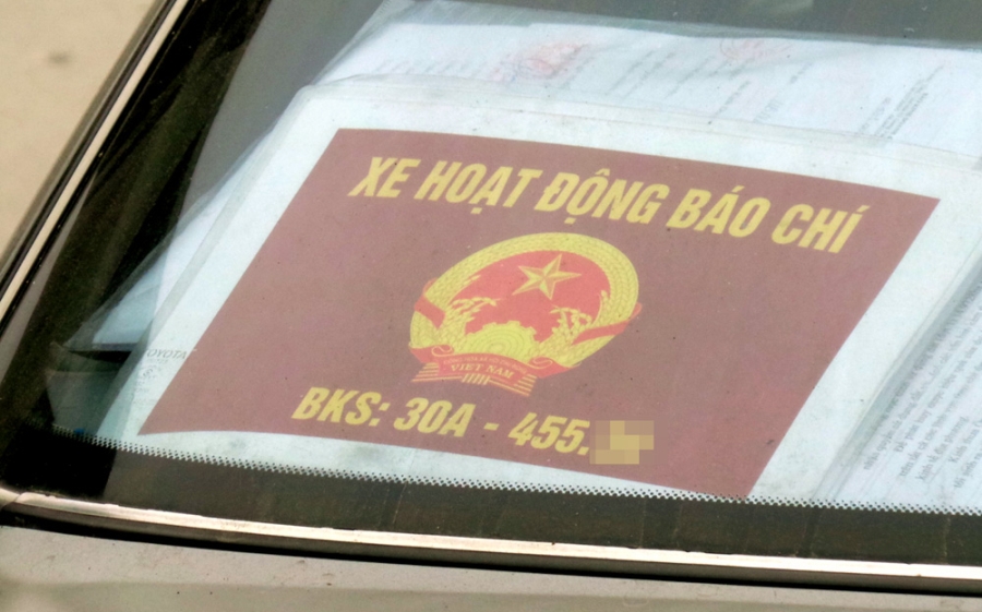 Những phù hiệu được lái xe tự chế, không do cơ quan có thẩm quyền cấp.