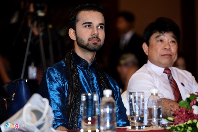 Khan gia lon tuoi om hon chong Anandi phim 'Co dau 8 tuoi' hinh anh 5