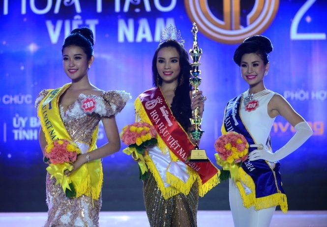 Kỳ Duyên hút thuốc nơi công cộng: không đáng để tước vương miện 