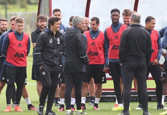 Mourinho tươi cười ngày ra mắt học trò mới tại Man Utd - ảnh thể thao